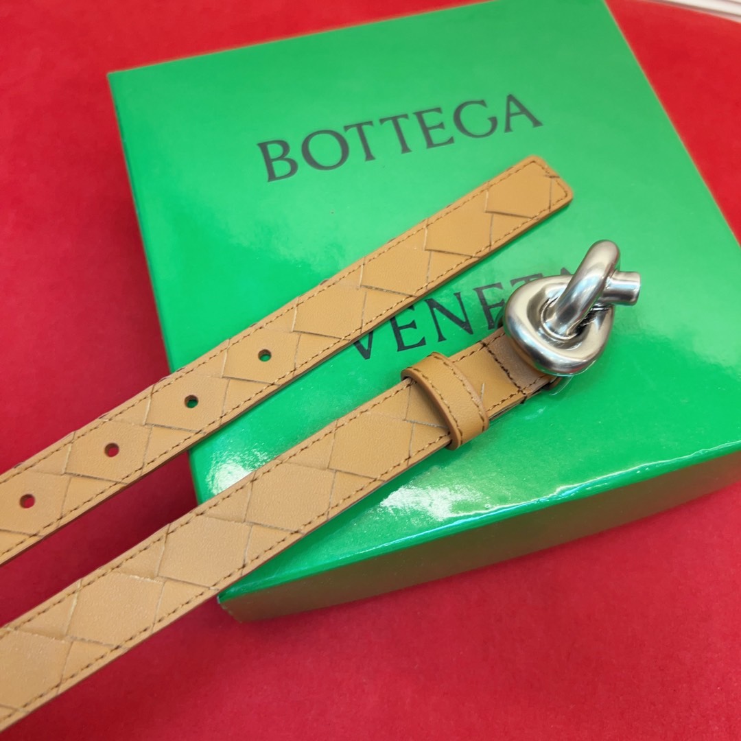 进口皮 板扣独特风格设计 柔软胎小牛皮皮料 众多明星推荐 复古洋气 头层编织宽度2.0Cm