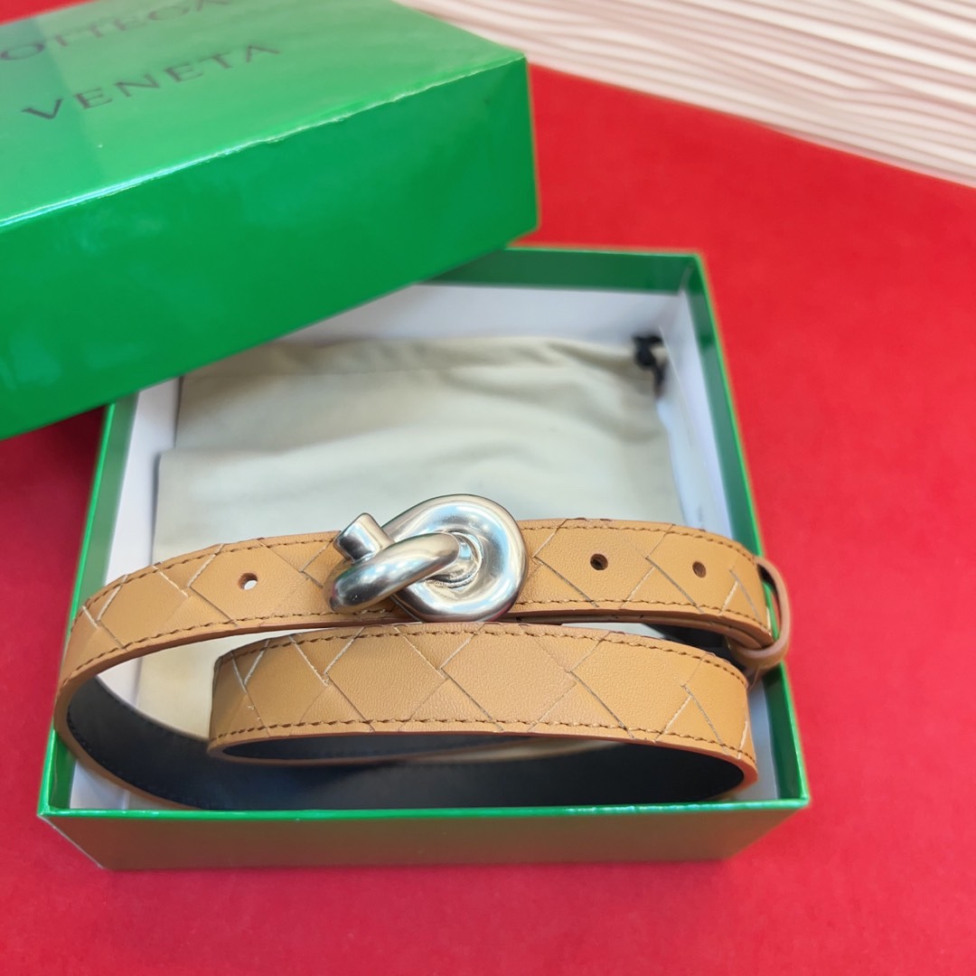 进口皮 板扣独特风格设计 柔软胎小牛皮皮料 众多明星推荐 复古洋气 头层编织宽度2.0Cm