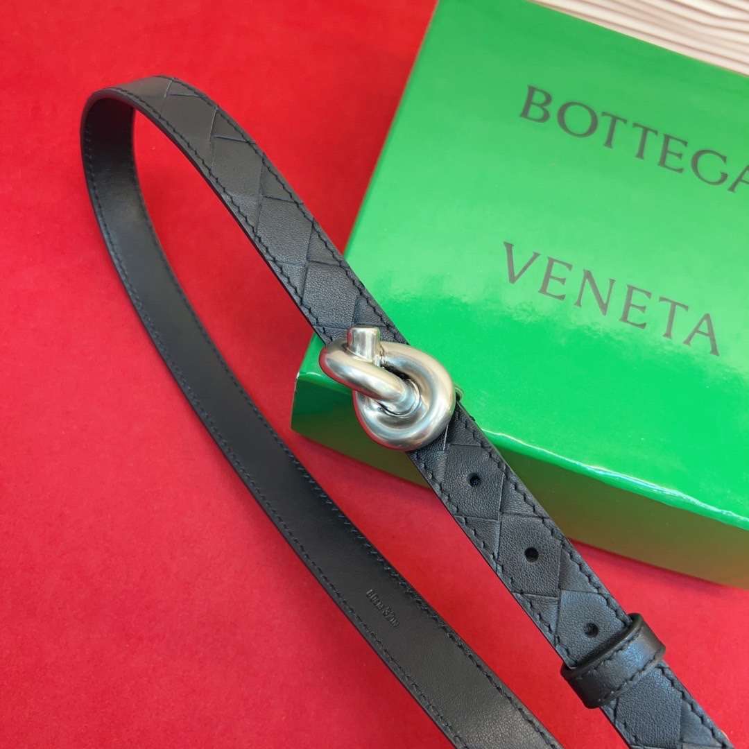 进口皮 板扣独特风格设计 柔软胎小牛皮皮料 众多明星推荐 复古洋气 头层编织宽度2.0Cm