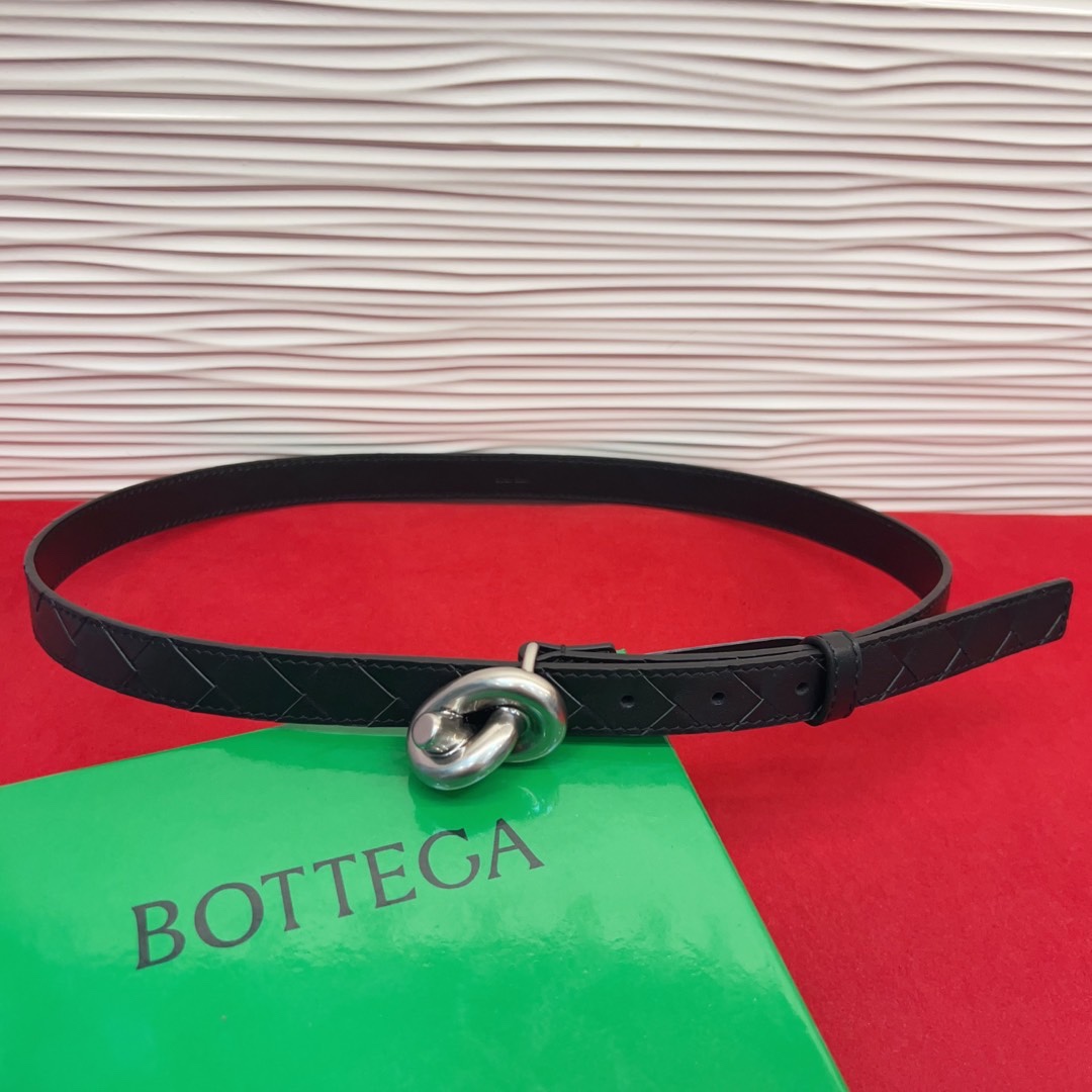 进口皮 板扣独特风格设计 柔软胎小牛皮皮料 众多明星推荐 复古洋气 头层编织宽度2.0Cm