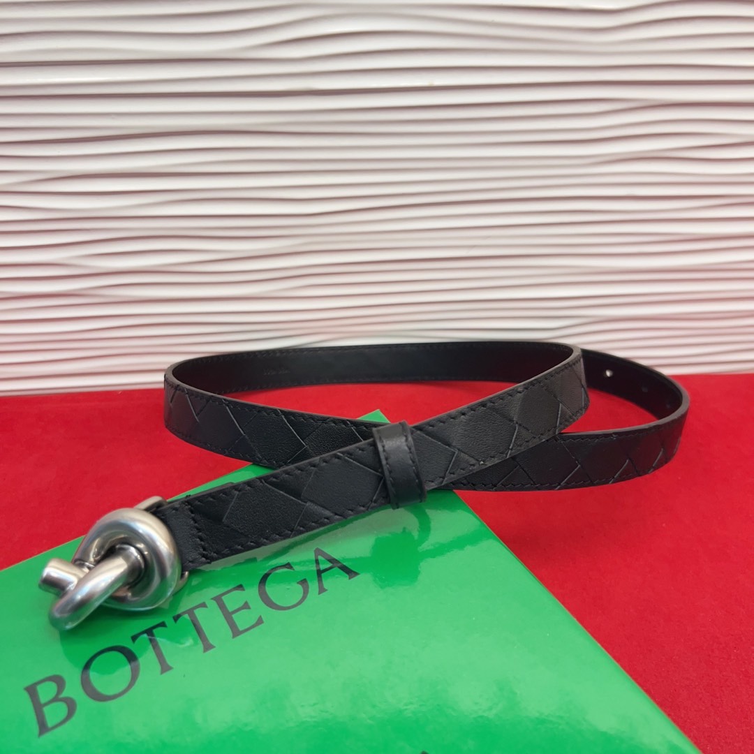 进口皮 板扣独特风格设计 柔软胎小牛皮皮料 众多明星推荐 复古洋气 头层编织宽度2.0Cm