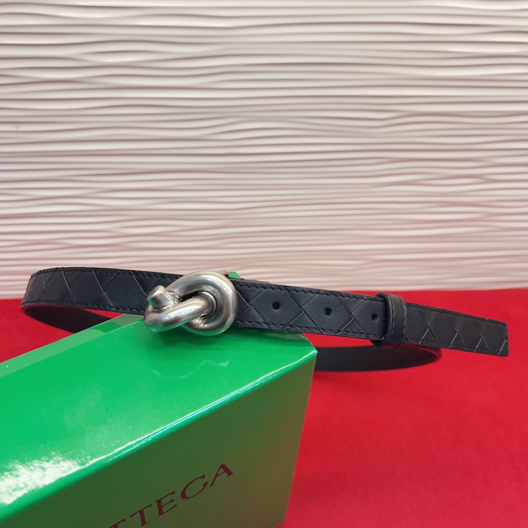 进口皮 板扣独特风格设计 柔软胎小牛皮皮料 众多明星推荐 复古洋气 头层编织宽度2.0Cm