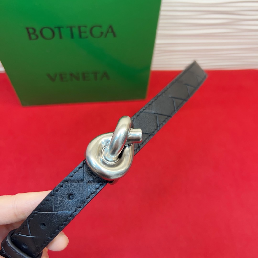 进口皮 板扣独特风格设计 柔软胎小牛皮皮料 众多明星推荐 复古洋气 头层编织宽度2.0Cm