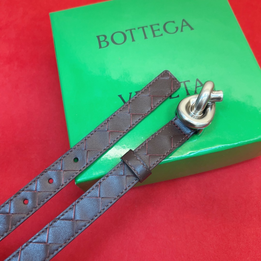 进口皮 板扣独特风格设计 柔软胎小牛皮皮料 众多明星推荐 复古洋气 头层编织宽度2.0Cm