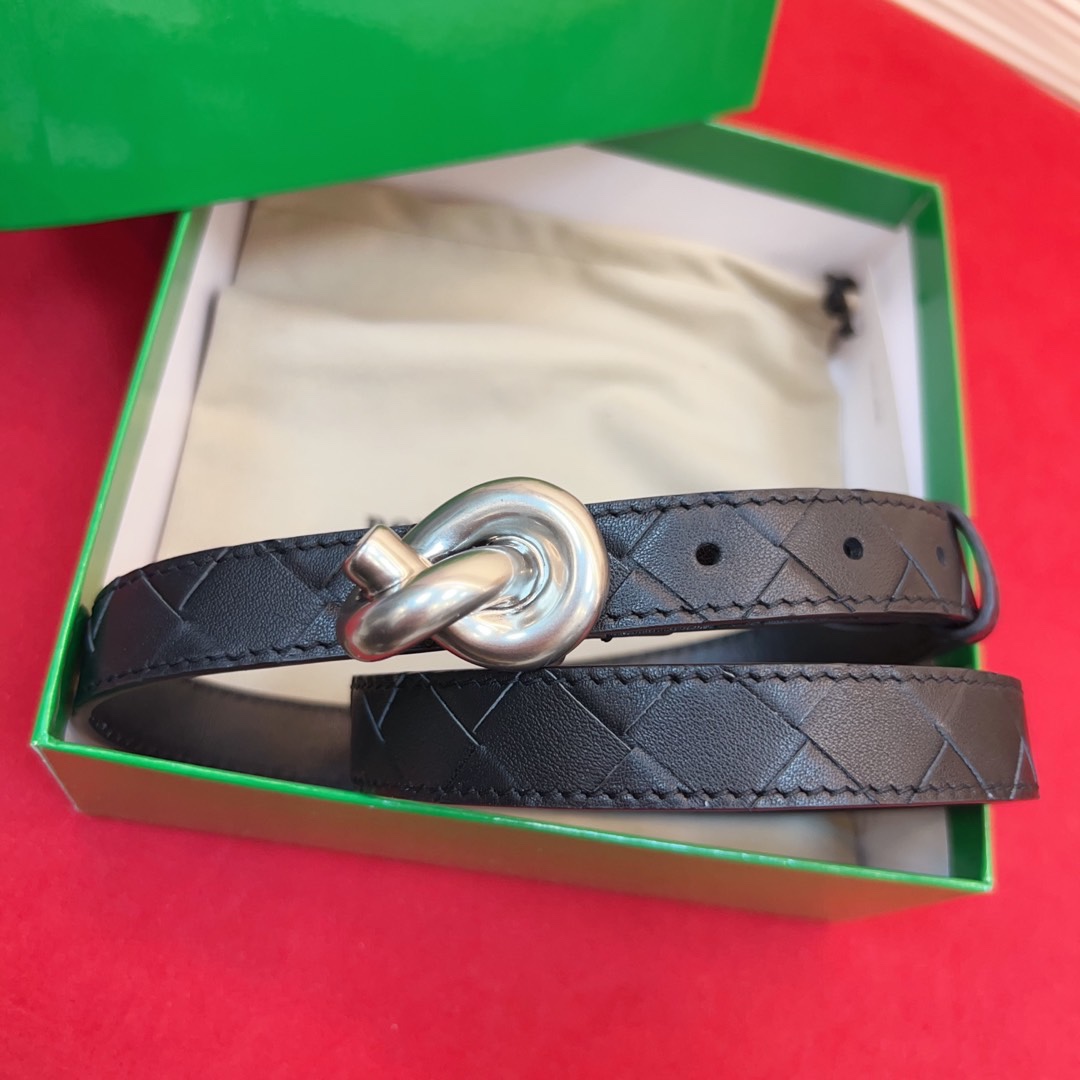 进口皮 板扣独特风格设计 柔软胎小牛皮皮料 众多明星推荐 复古洋气 头层编织宽度2.0Cm