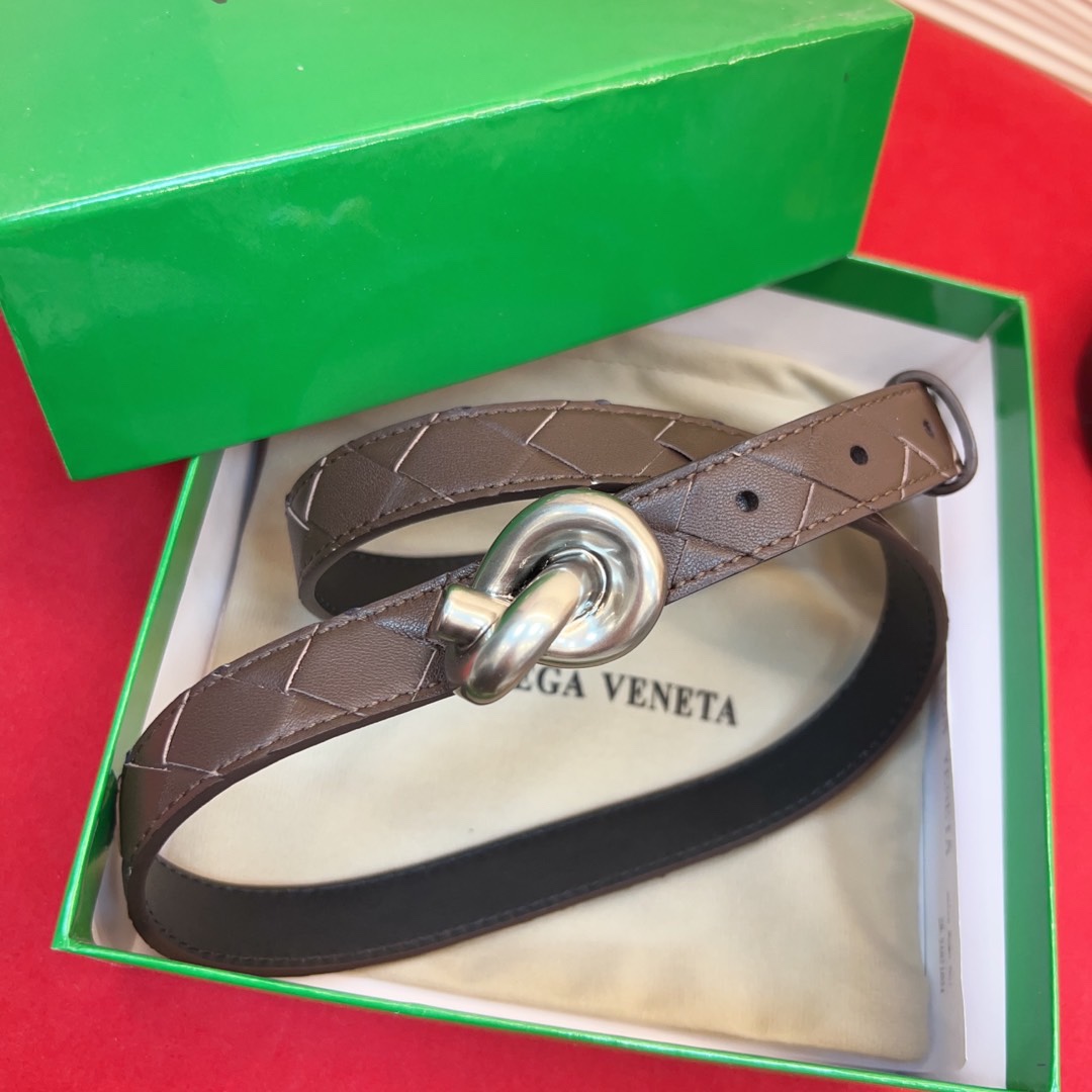 进口皮 板扣独特风格设计 柔软胎小牛皮皮料 众多明星推荐 复古洋气 头层编织宽度2.0Cm