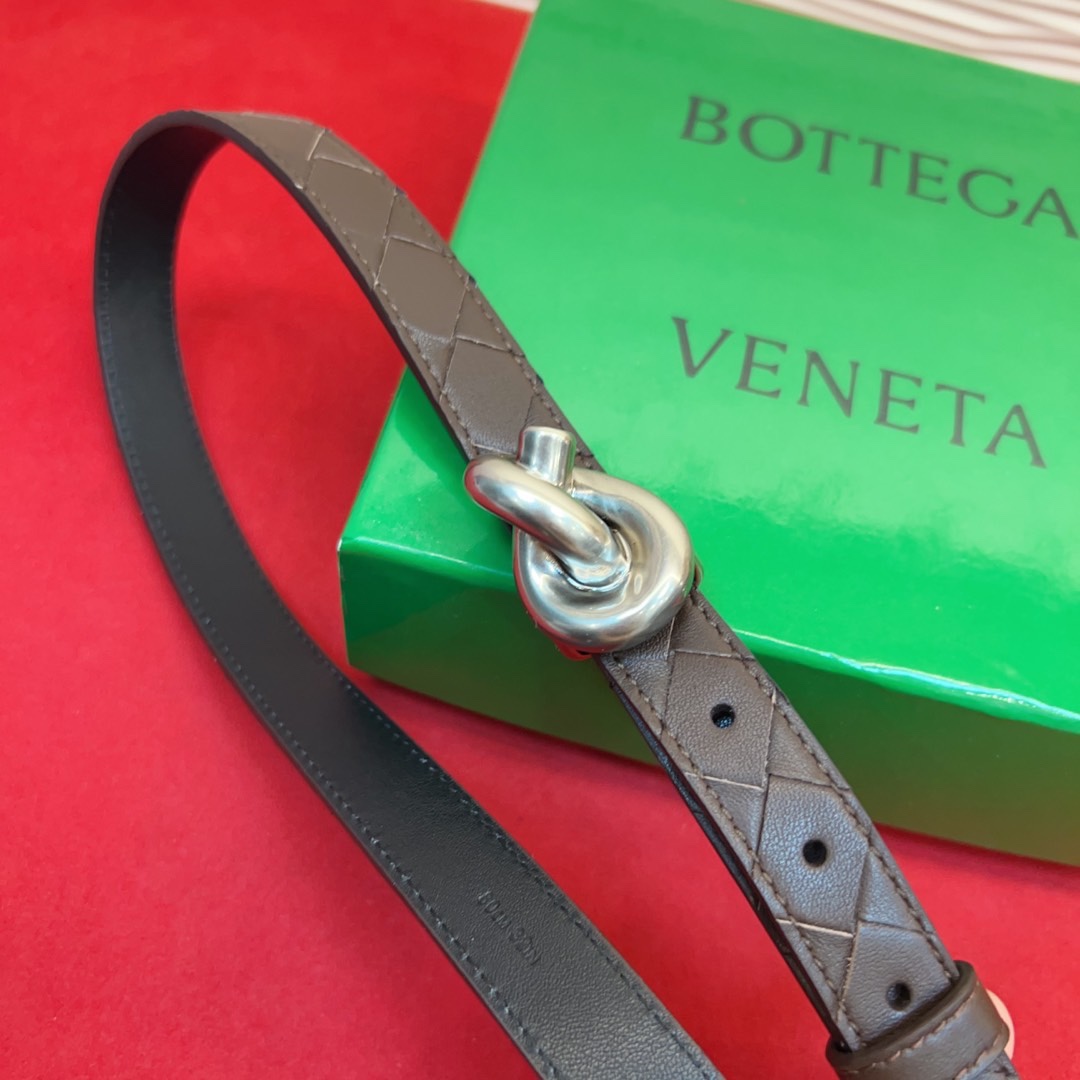 进口皮 板扣独特风格设计 柔软胎小牛皮皮料 众多明星推荐 复古洋气 头层编织宽度2.0Cm