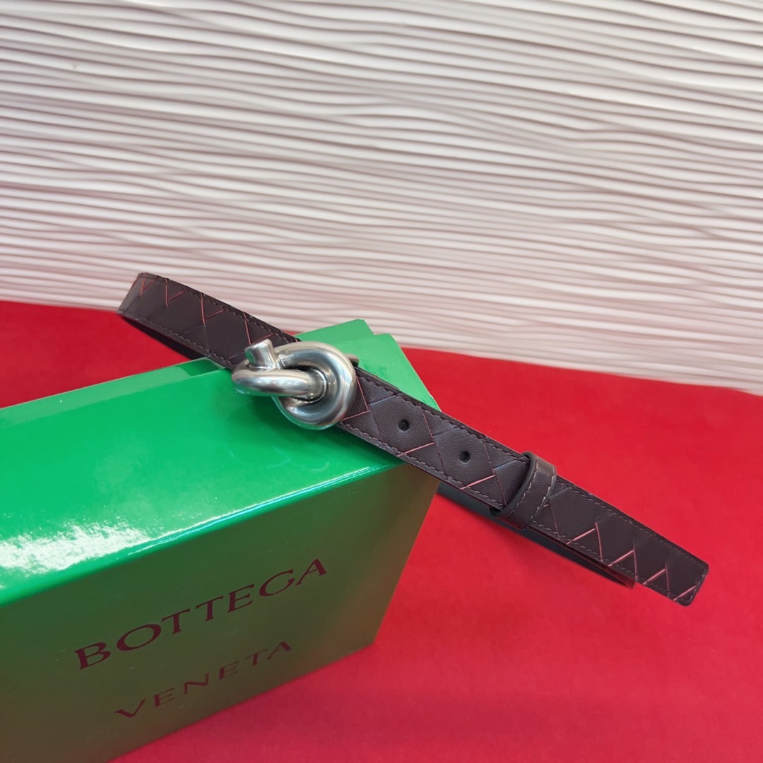 进口皮 板扣独特风格设计 柔软胎小牛皮皮料 众多明星推荐 复古洋气 头层编织宽度2.0Cm