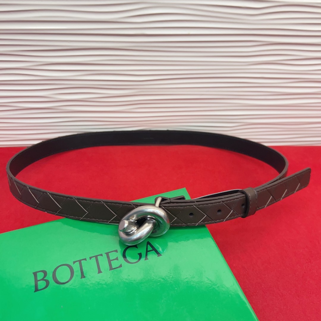 进口皮 板扣独特风格设计 柔软胎小牛皮皮料 众多明星推荐 复古洋气 头层编织宽度2.0Cm