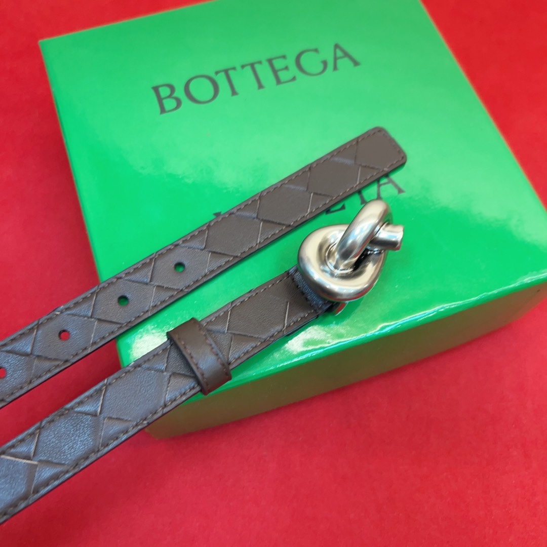 进口皮 板扣独特风格设计 柔软胎小牛皮皮料 众多明星推荐 复古洋气 头层编织宽度2.0Cm