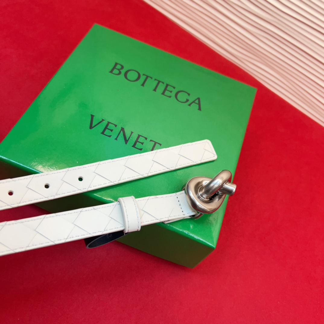 进口皮 板扣独特风格设计 柔软胎小牛皮皮料 众多明星推荐 复古洋气 头层编织宽度2.0Cm