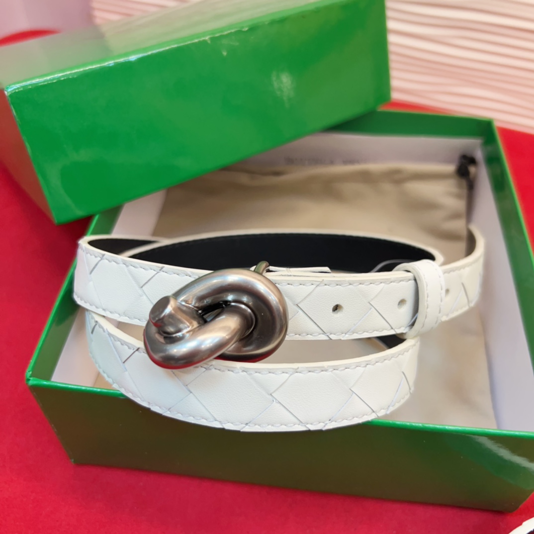 进口皮 板扣独特风格设计 柔软胎小牛皮皮料 众多明星推荐 复古洋气 头层编织宽度2.0Cm