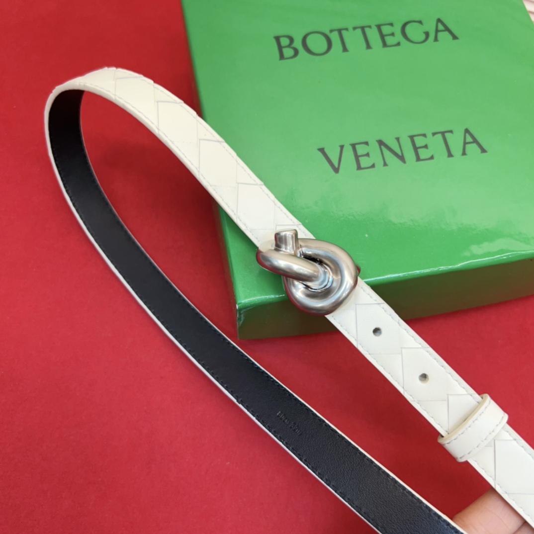 进口皮 板扣独特风格设计 柔软胎小牛皮皮料 众多明星推荐 复古洋气 头层编织宽度2.0Cm