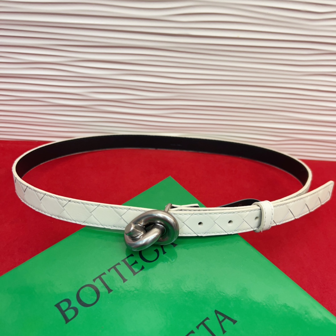 进口皮 板扣独特风格设计 柔软胎小牛皮皮料 众多明星推荐 复古洋气 头层编织宽度2.0Cm