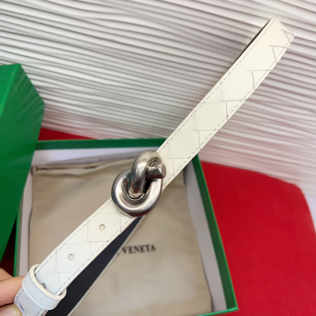 进口皮 板扣独特风格设计 柔软胎小牛皮皮料 众多明星推荐 复古洋气 头层编织宽度2.0Cm