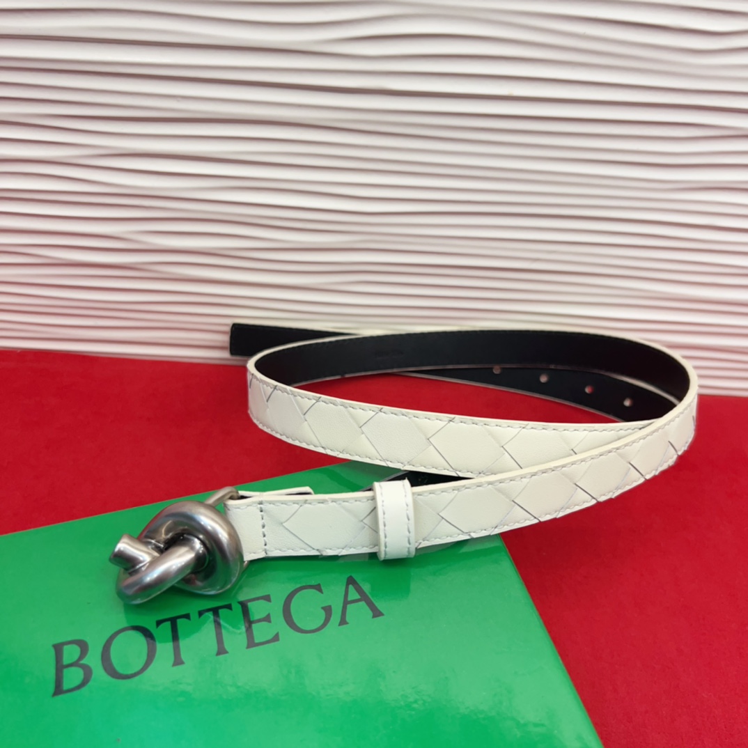 进口皮 板扣独特风格设计 柔软胎小牛皮皮料 众多明星推荐 复古洋气 头层编织宽度2.0Cm