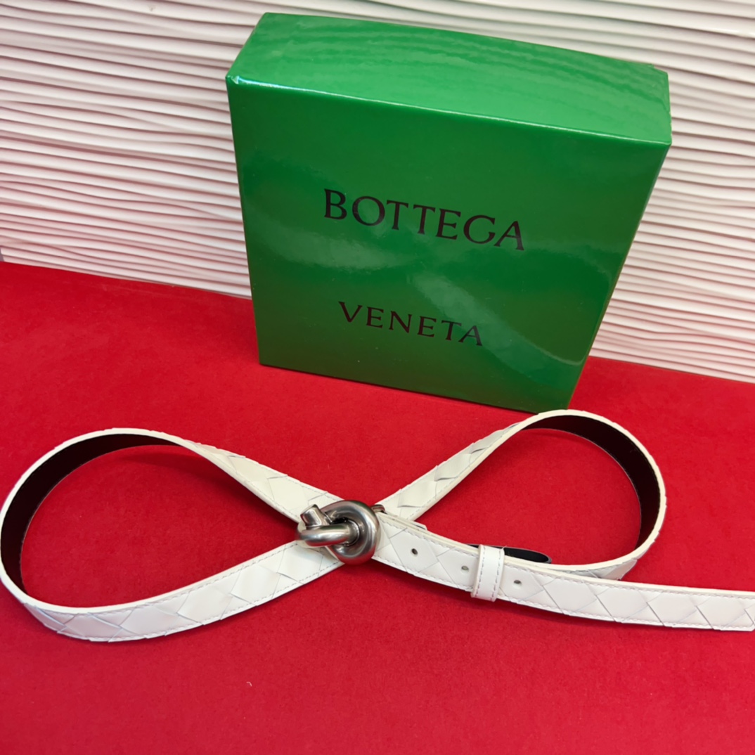 进口皮 板扣独特风格设计 柔软胎小牛皮皮料 众多明星推荐 复古洋气 头层编织宽度2.0Cm