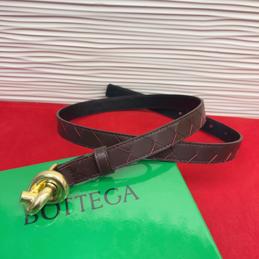 进口皮 板扣独特风格设计 柔软胎小牛皮皮料 众多明星推荐 复古洋气 头层编织宽度2.0Cm