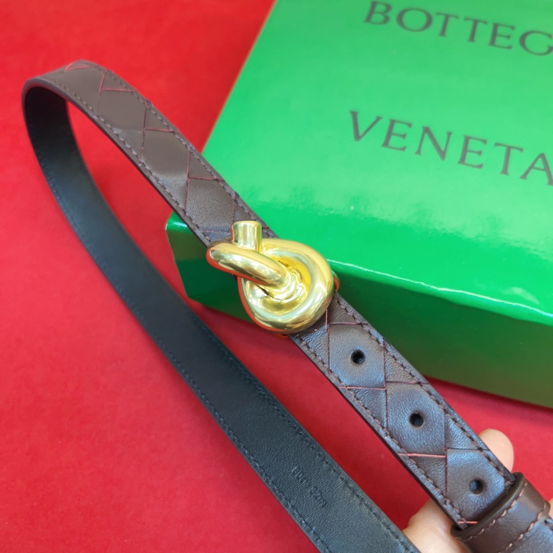 进口皮 板扣独特风格设计 柔软胎小牛皮皮料 众多明星推荐 复古洋气 头层编织宽度2.0Cm