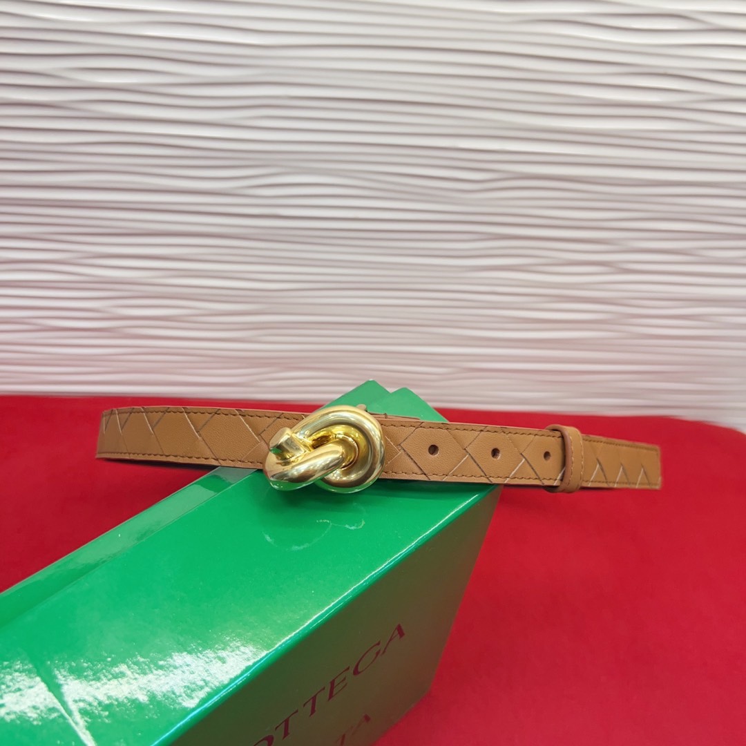 进口皮 板扣独特风格设计 柔软胎小牛皮皮料 众多明星推荐 复古洋气 头层编织宽度2.0Cm