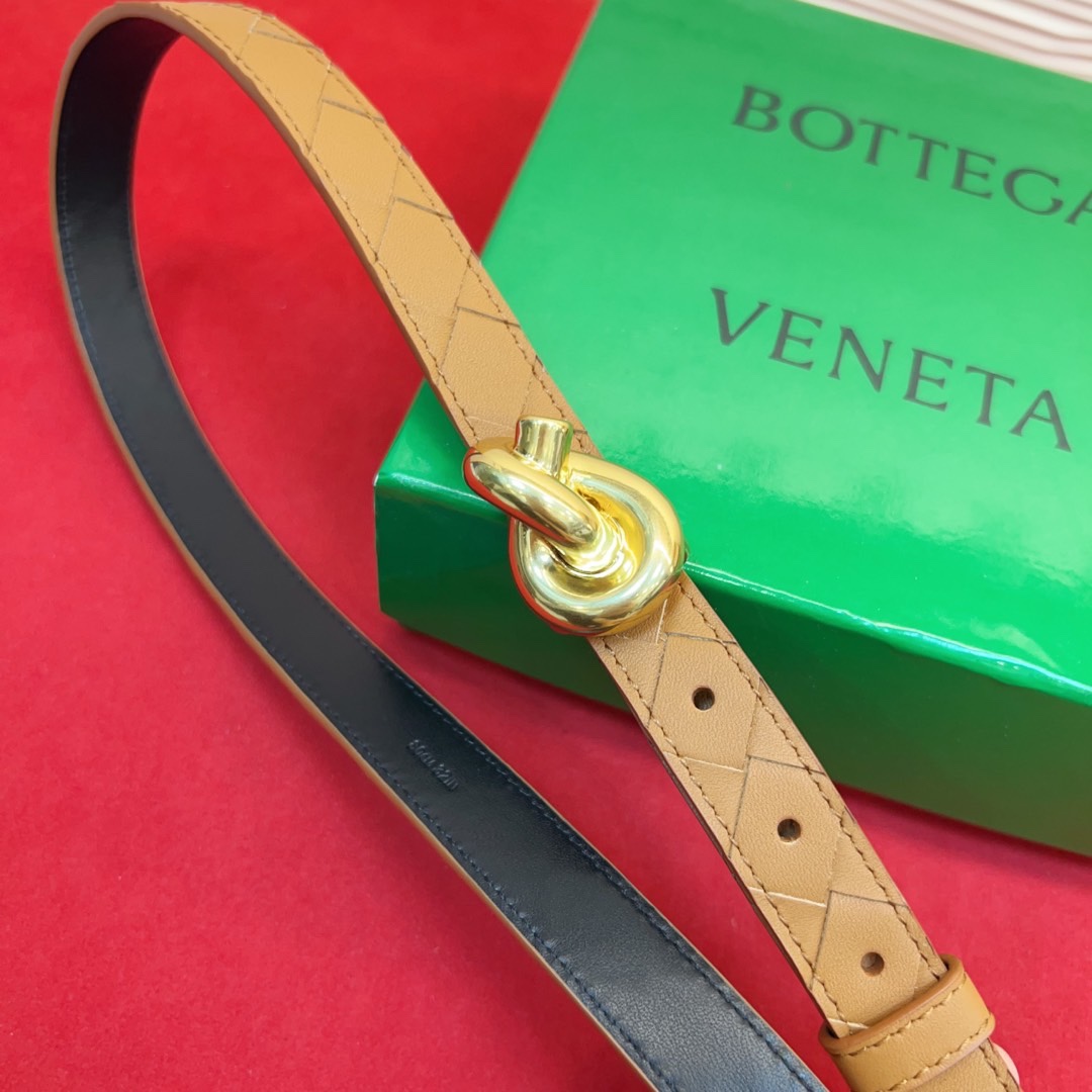 进口皮 板扣独特风格设计 柔软胎小牛皮皮料 众多明星推荐 复古洋气 头层编织宽度2.0Cm