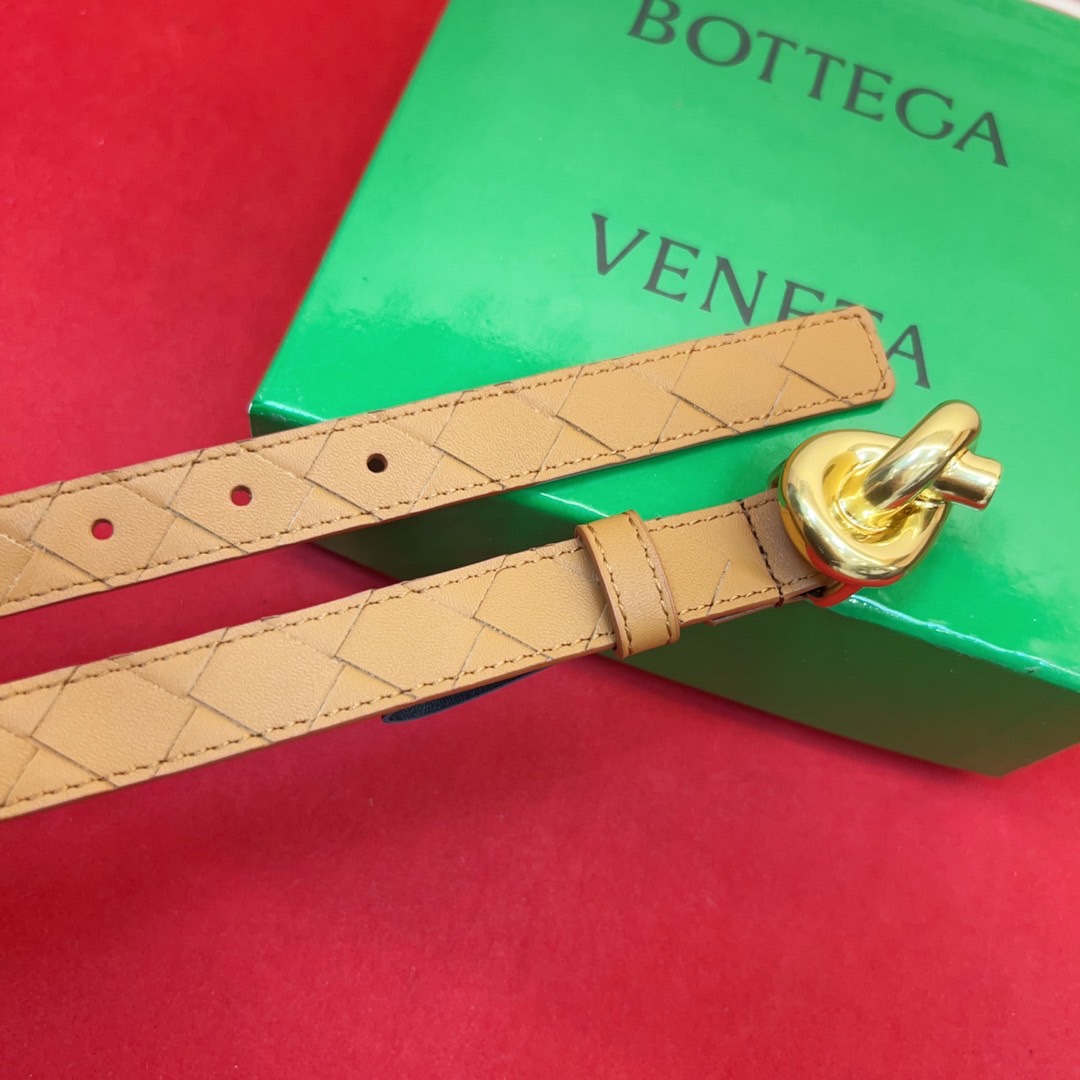 进口皮 板扣独特风格设计 柔软胎小牛皮皮料 众多明星推荐 复古洋气 头层编织宽度2.0Cm