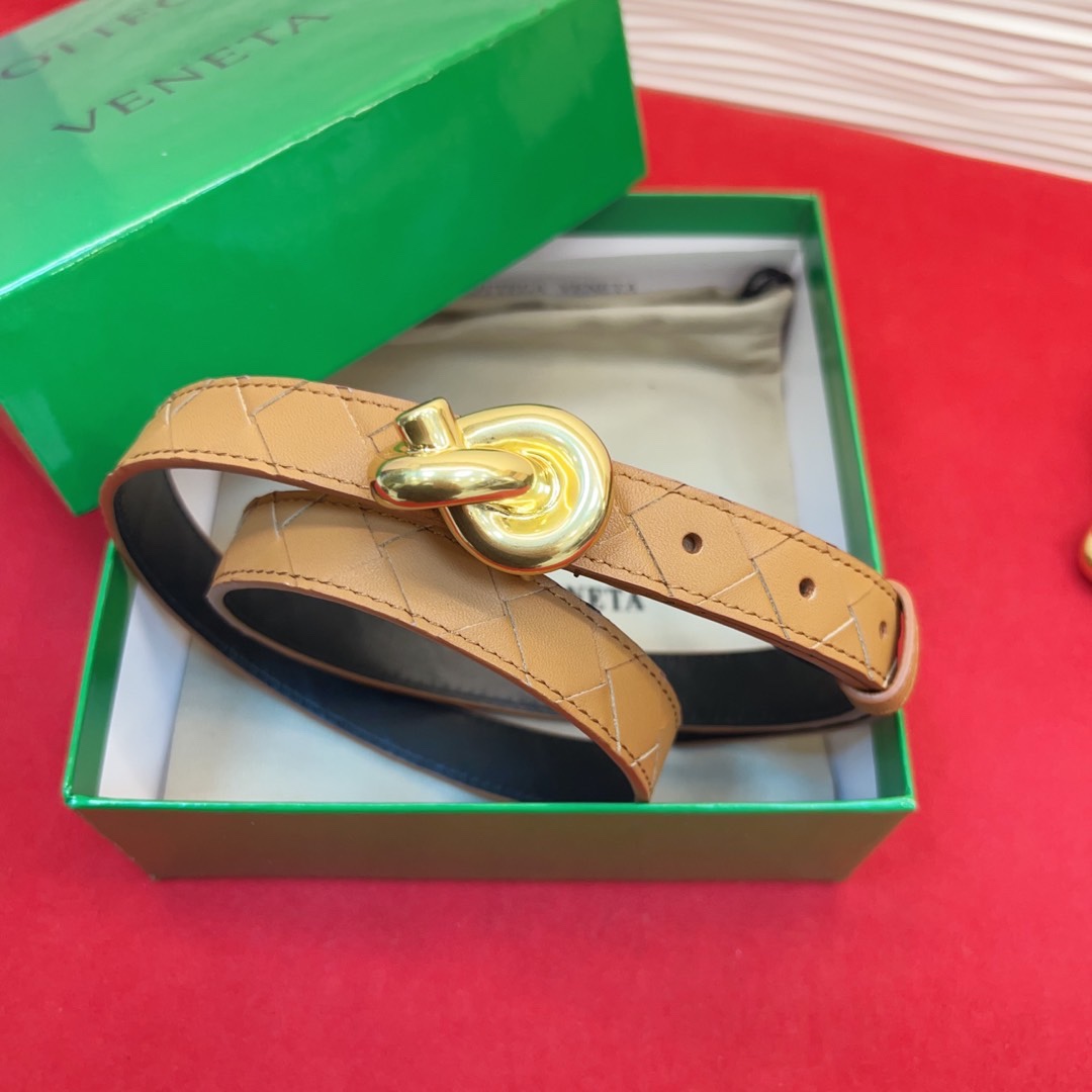 进口皮 板扣独特风格设计 柔软胎小牛皮皮料 众多明星推荐 复古洋气 头层编织宽度2.0Cm