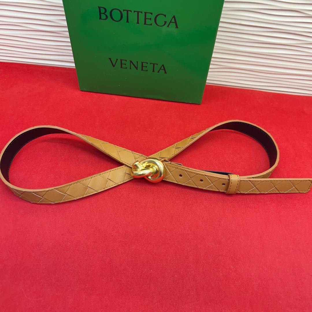 进口皮 板扣独特风格设计 柔软胎小牛皮皮料 众多明星推荐 复古洋气 头层编织宽度2.0Cm