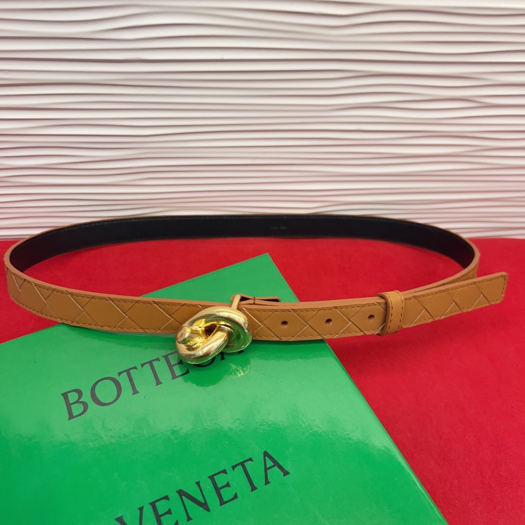 进口皮 板扣独特风格设计 柔软胎小牛皮皮料 众多明星推荐 复古洋气 头层编织宽度2.0Cm