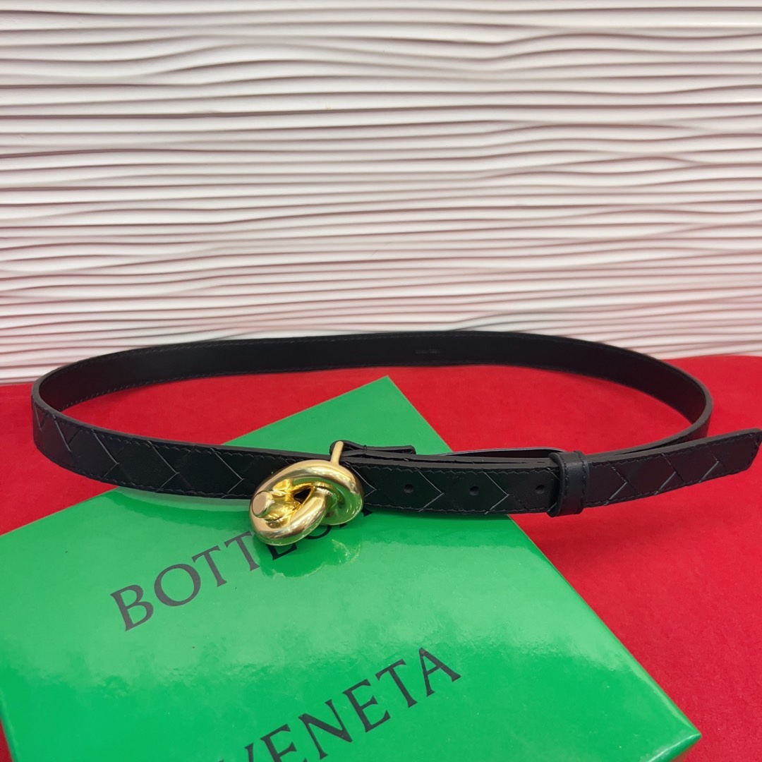 进口皮 板扣独特风格设计 柔软胎小牛皮皮料 众多明星推荐 复古洋气 头层编织宽度2.0Cm