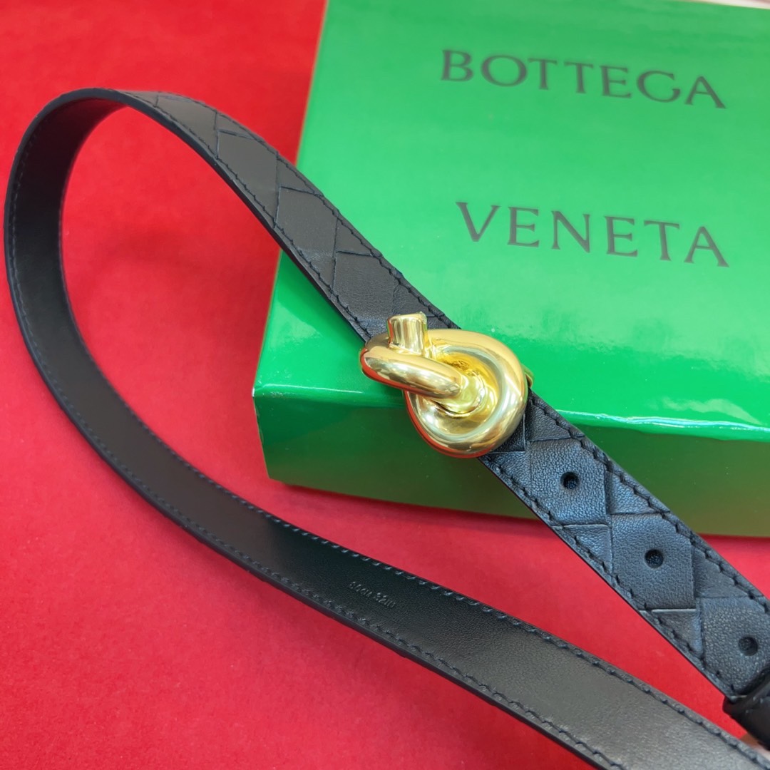 进口皮 板扣独特风格设计 柔软胎小牛皮皮料 众多明星推荐 复古洋气 头层编织宽度2.0Cm