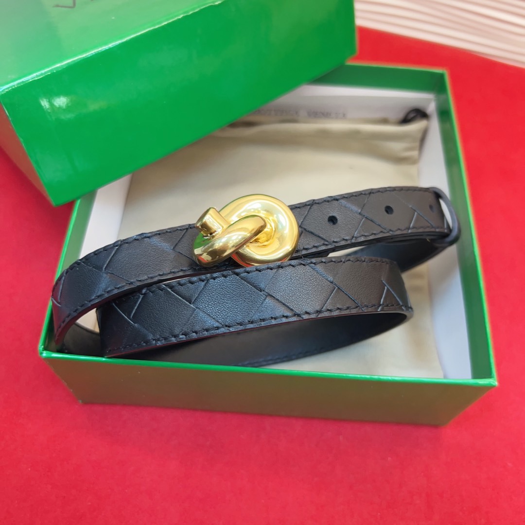 进口皮 板扣独特风格设计 柔软胎小牛皮皮料 众多明星推荐 复古洋气 头层编织宽度2.0Cm