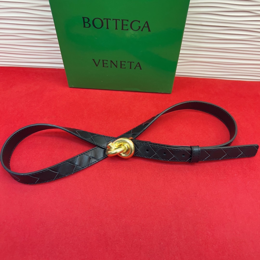 进口皮 板扣独特风格设计 柔软胎小牛皮皮料 众多明星推荐 复古洋气 头层编织宽度2.0Cm