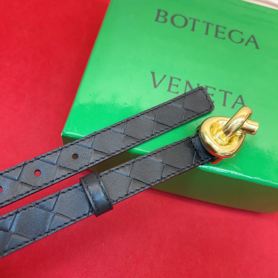 进口皮 板扣独特风格设计 柔软胎小牛皮皮料 众多明星推荐 复古洋气 头层编织宽度2.0Cm