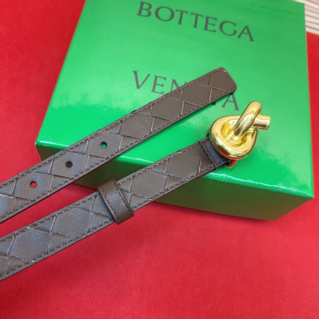 进口皮 板扣独特风格设计 柔软胎小牛皮皮料 众多明星推荐 复古洋气 头层编织宽度2.0Cm