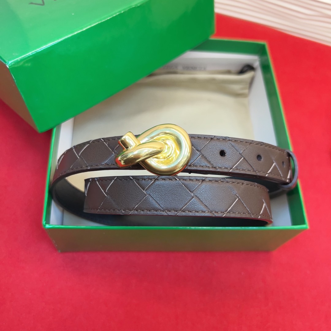 进口皮 板扣独特风格设计 柔软胎小牛皮皮料 众多明星推荐 复古洋气 头层编织宽度2.0Cm