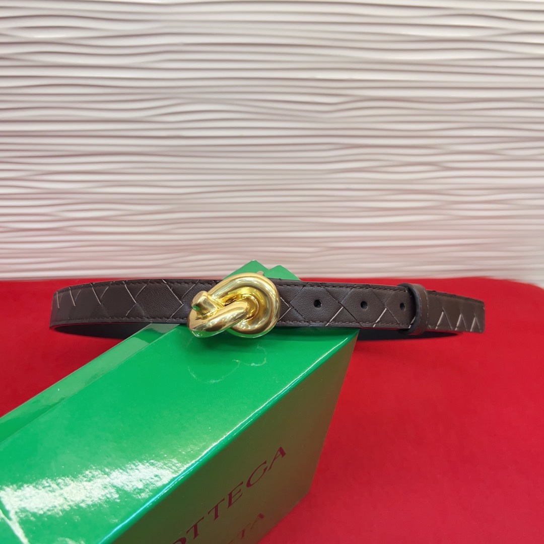 进口皮 板扣独特风格设计 柔软胎小牛皮皮料 众多明星推荐 复古洋气 头层编织宽度2.0Cm