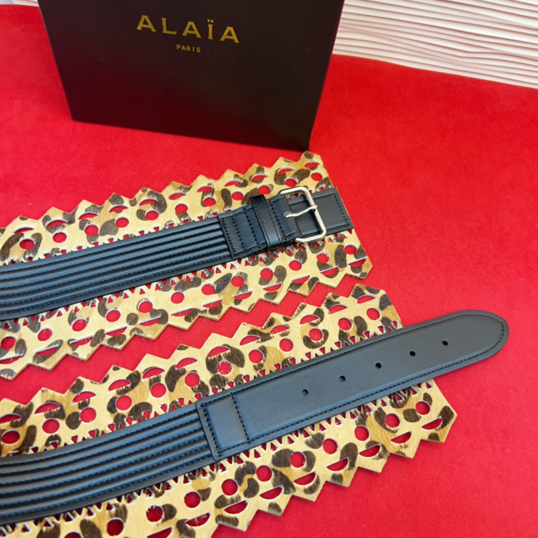 Alaia 阿来莱 马毛腰封、品牌标志性的镂空雕花工艺，柔软牛皮制成于意大利12Cm、，Alaia是一个