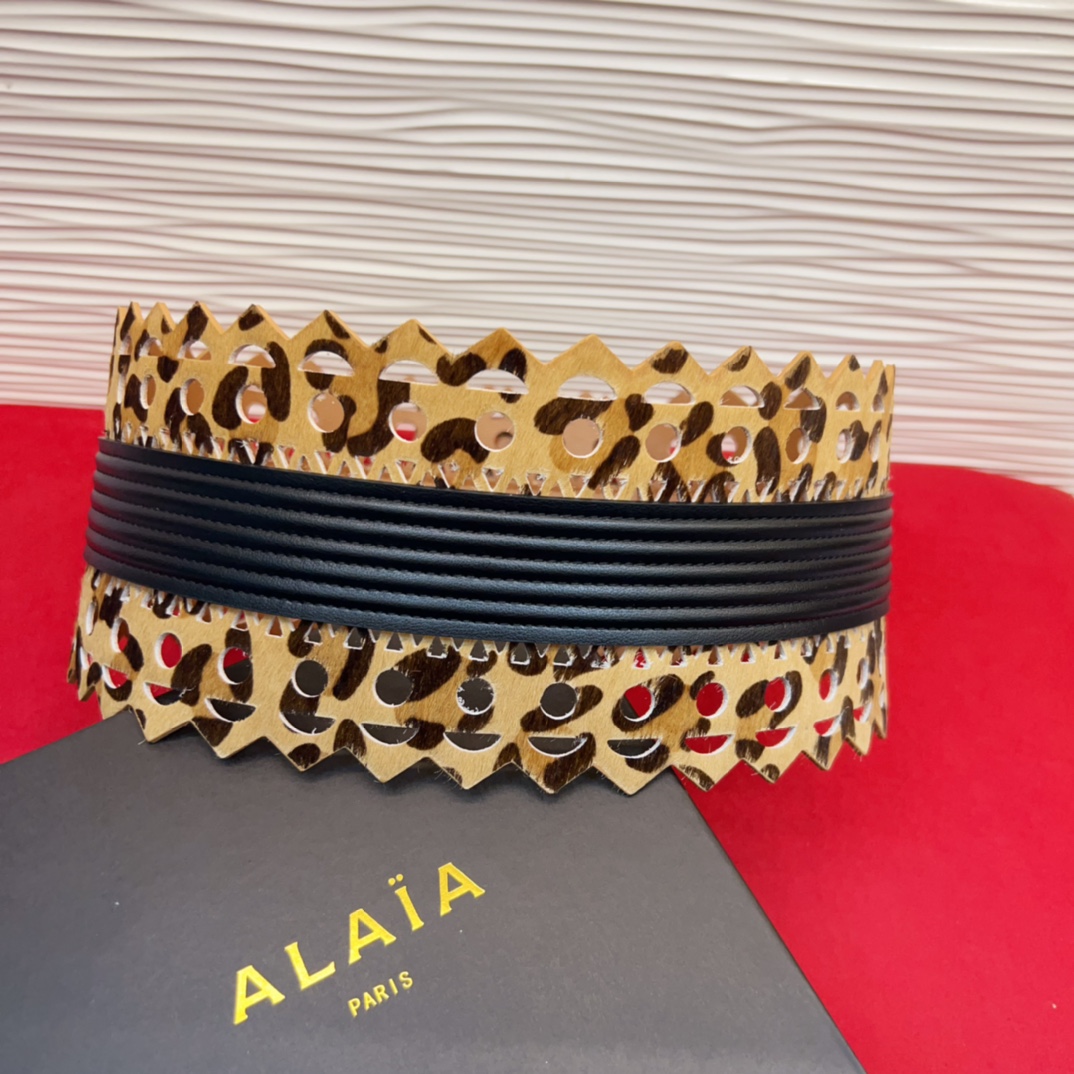 Alaia 阿来莱 马毛腰封、品牌标志性的镂空雕花工艺，柔软牛皮制成于意大利12Cm、，Alaia是一个