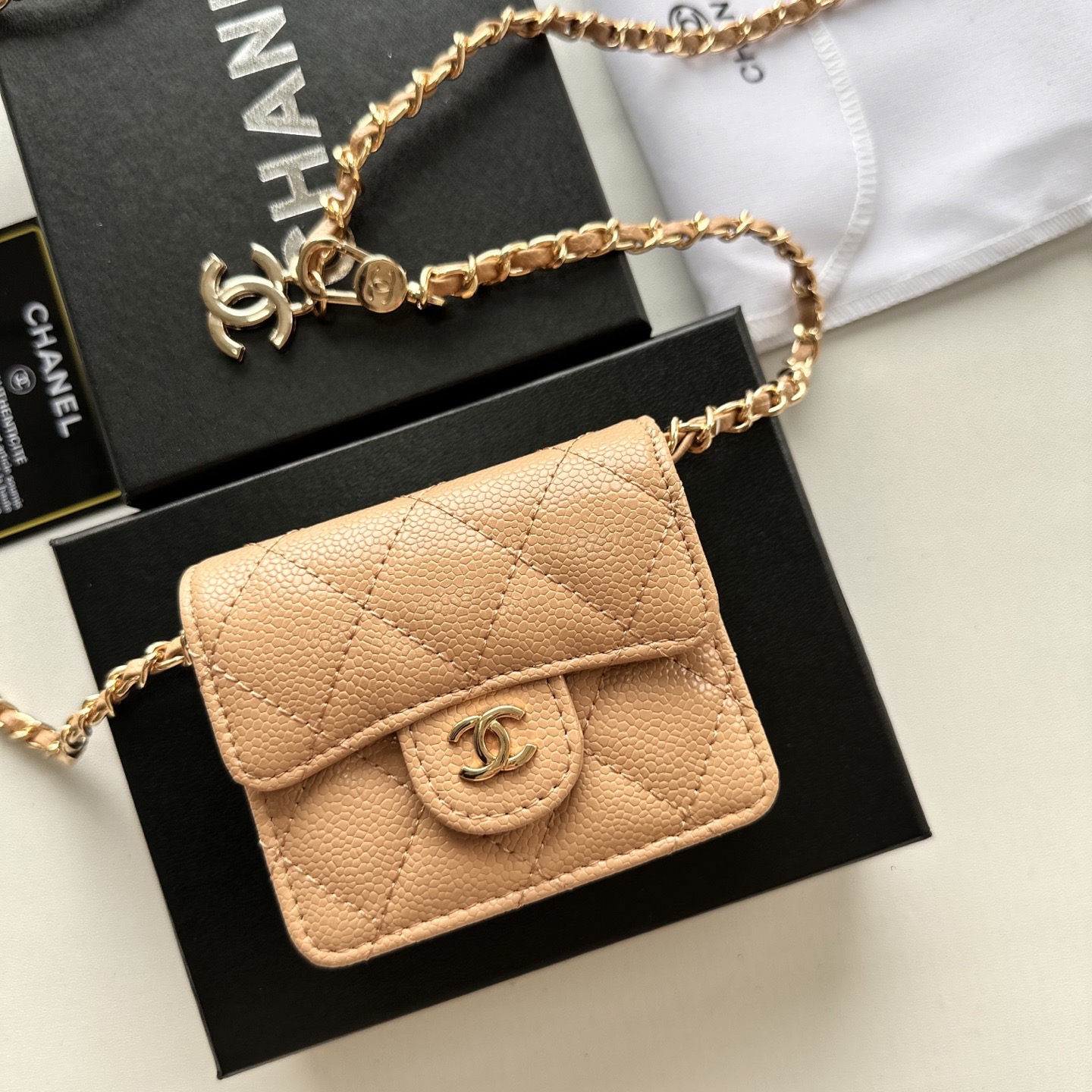 P 小废包太火爆啦[愉快][愉快]小到只能放卡片和口红之类的小小包[流泪]售价两W多还是抢爆头[破涕为笑