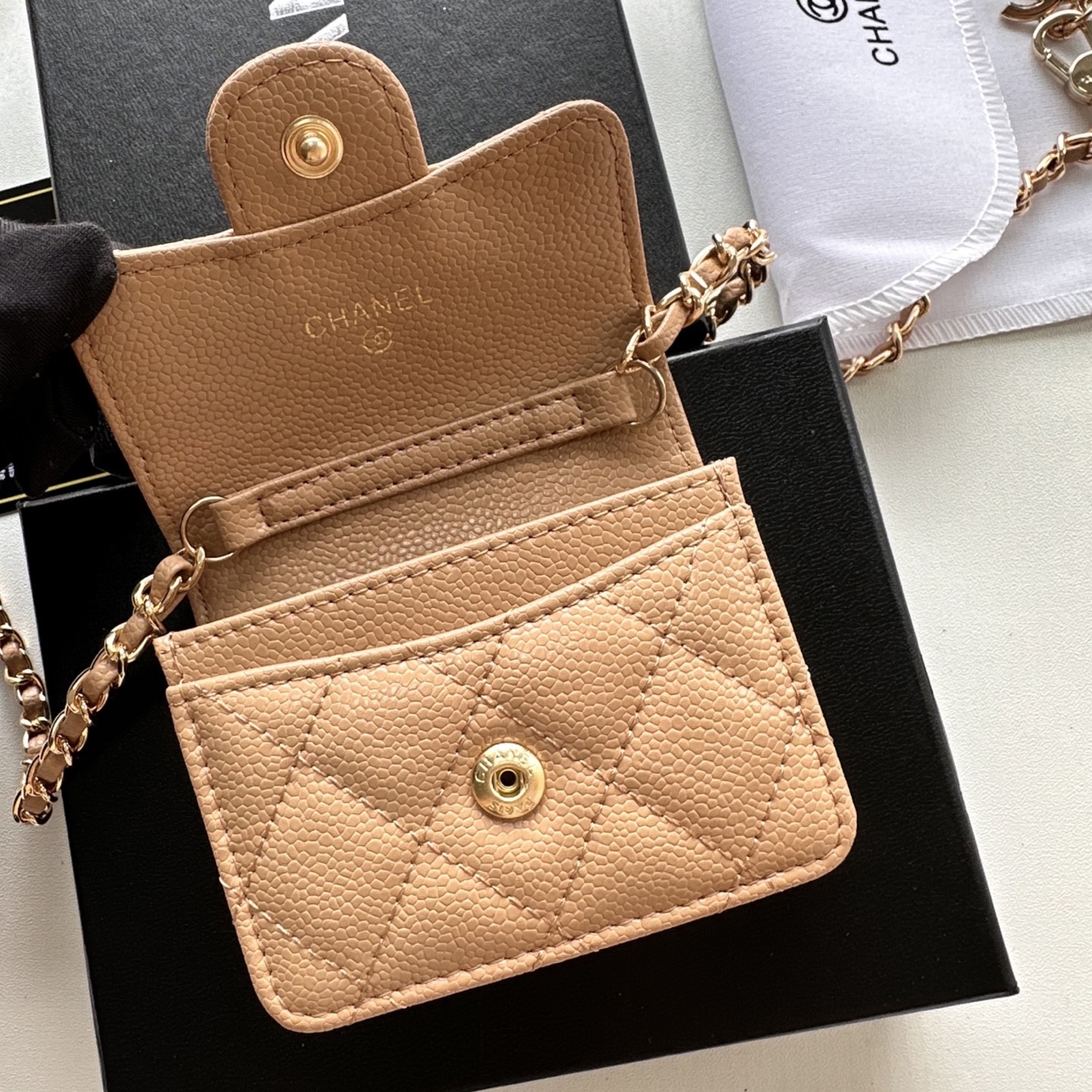 P 小废包太火爆啦[愉快][愉快]小到只能放卡片和口红之类的小小包[流泪]售价两W多还是抢爆头[破涕为笑