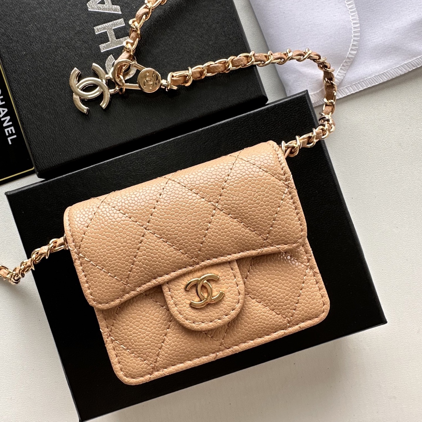 P 小废包太火爆啦[愉快][愉快]小到只能放卡片和口红之类的小小包[流泪]售价两W多还是抢爆头[破涕为笑