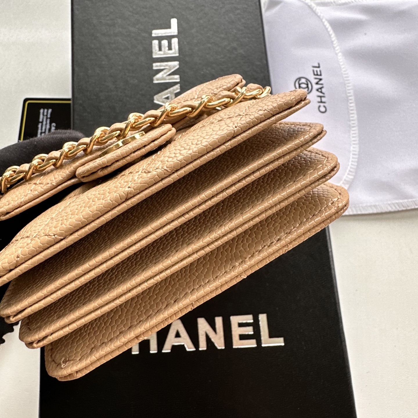 P 小废包太火爆啦[愉快][愉快]小到只能放卡片和口红之类的小小包[流泪]售价两W多还是抢爆头[破涕为笑