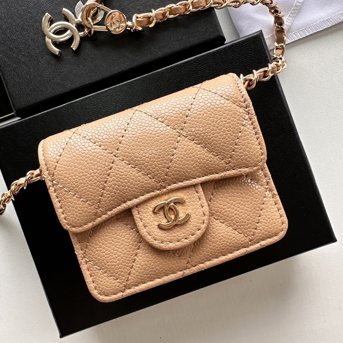 P 小废包太火爆啦[愉快][愉快]小到只能放卡片和口红之类的小小包[流泪]售价两W多还是抢爆头[破涕为笑