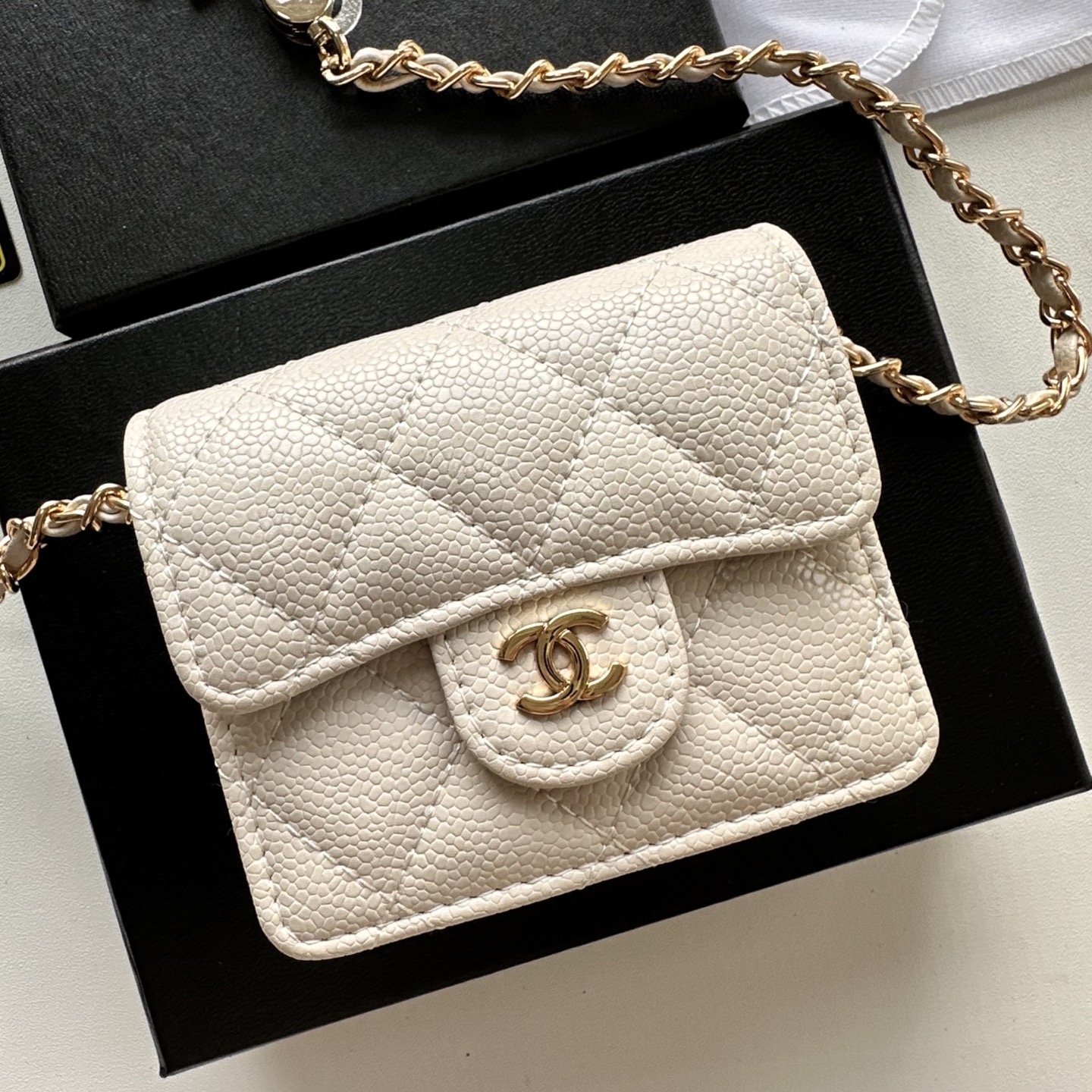 P 小废包太火爆啦[愉快][愉快]小到只能放卡片和口红之类的小小包[流泪]售价两W多还是抢爆头[破涕为笑