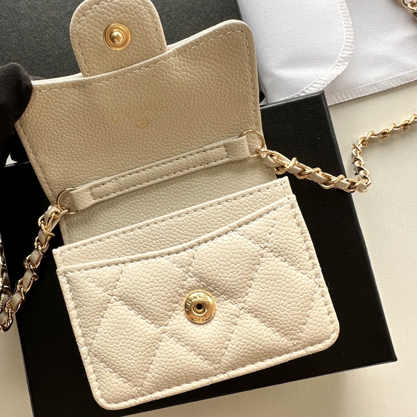 P 小废包太火爆啦[愉快][愉快]小到只能放卡片和口红之类的小小包[流泪]售价两W多还是抢爆头[破涕为笑