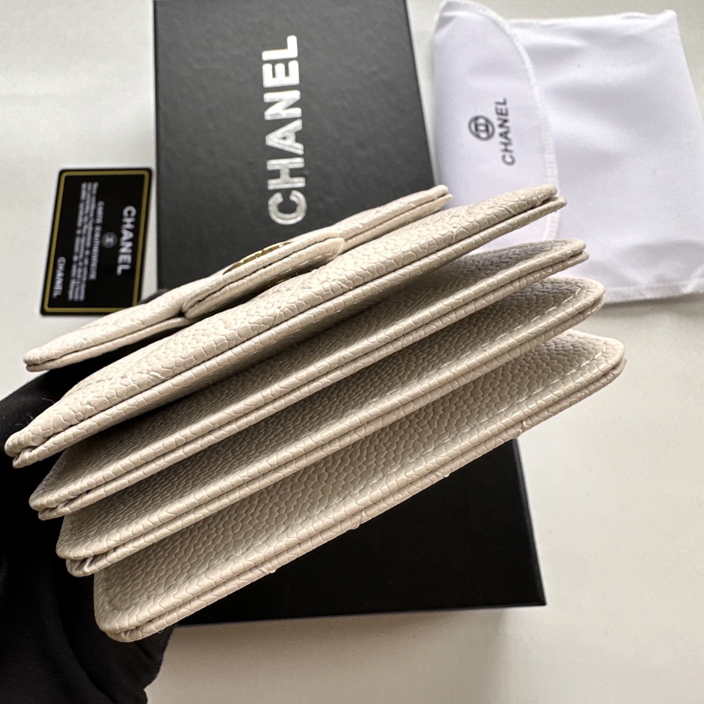 P 小废包太火爆啦[愉快][愉快]小到只能放卡片和口红之类的小小包[流泪]售价两W多还是抢爆头[破涕为笑