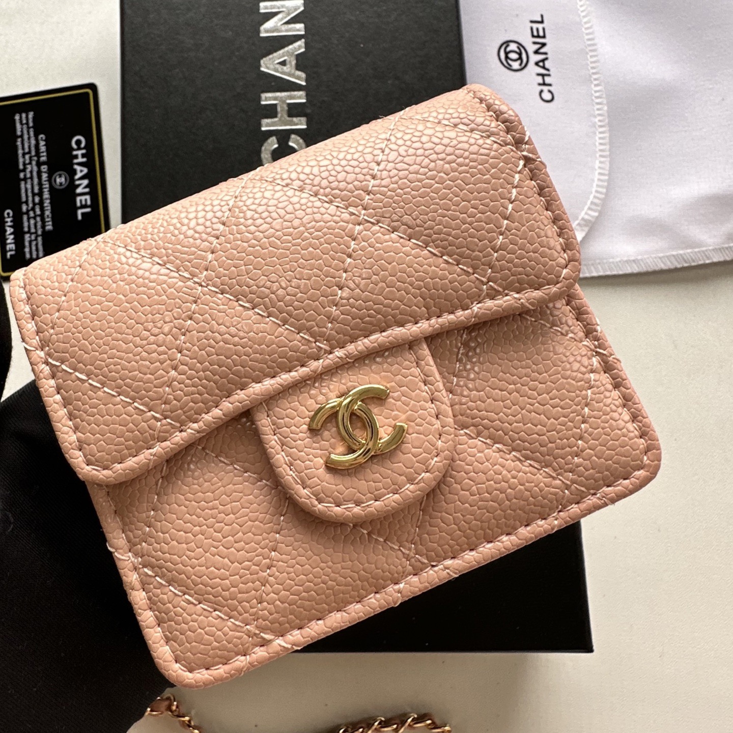 P 小废包太火爆啦[愉快][愉快]小到只能放卡片和口红之类的小小包[流泪]售价两W多还是抢爆头[破涕为笑