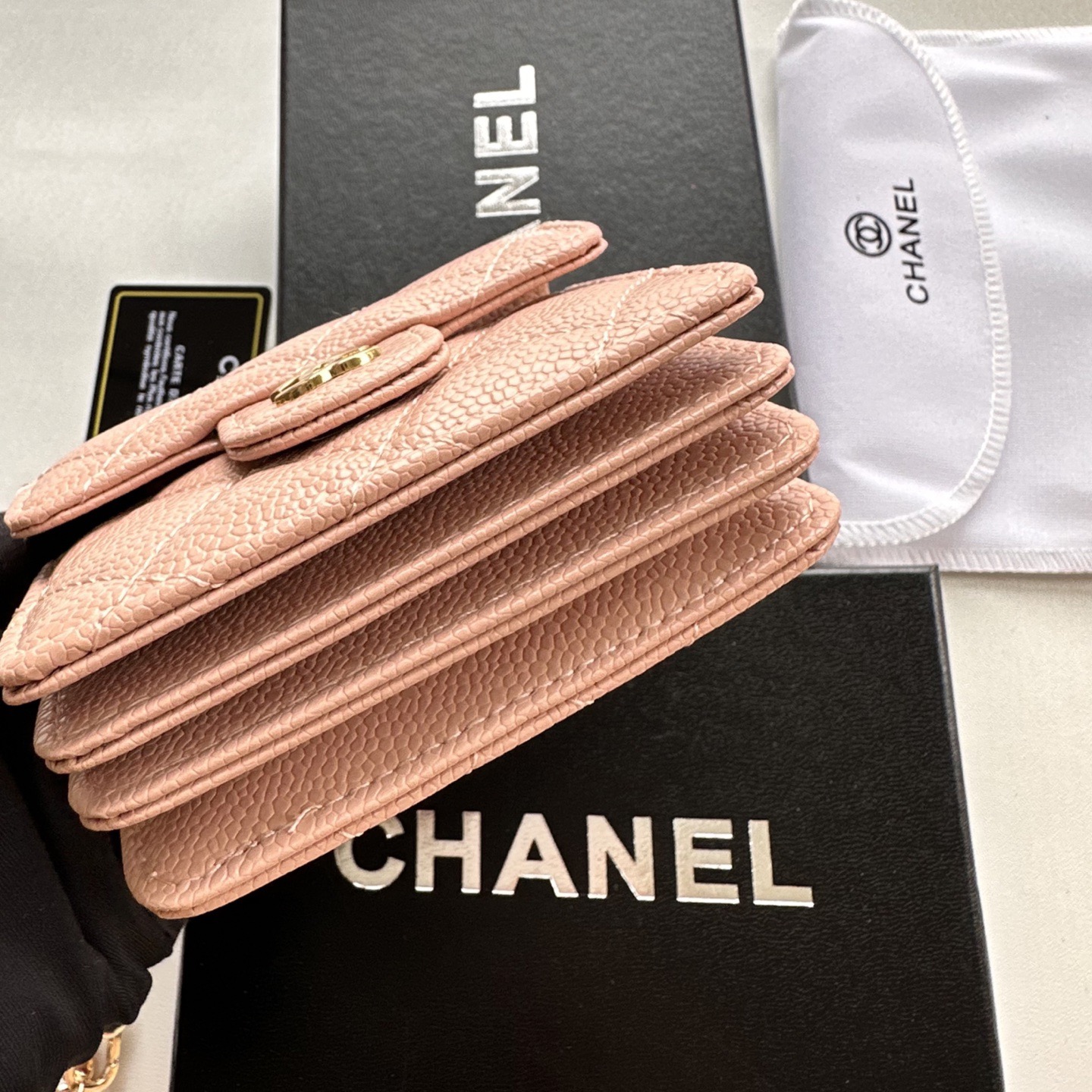 P 小废包太火爆啦[愉快][愉快]小到只能放卡片和口红之类的小小包[流泪]售价两W多还是抢爆头[破涕为笑