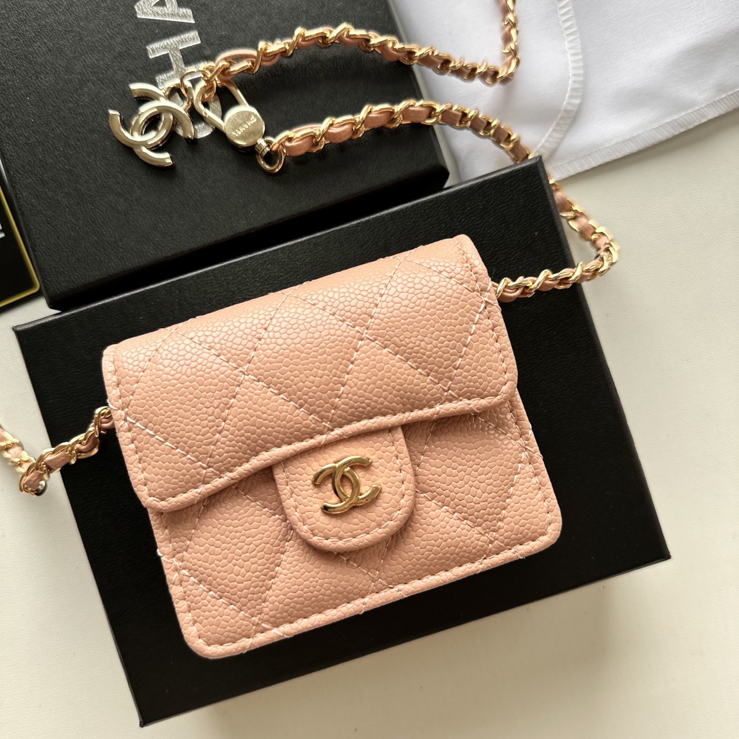 P 小废包太火爆啦[愉快][愉快]小到只能放卡片和口红之类的小小包[流泪]售价两W多还是抢爆头[破涕为笑